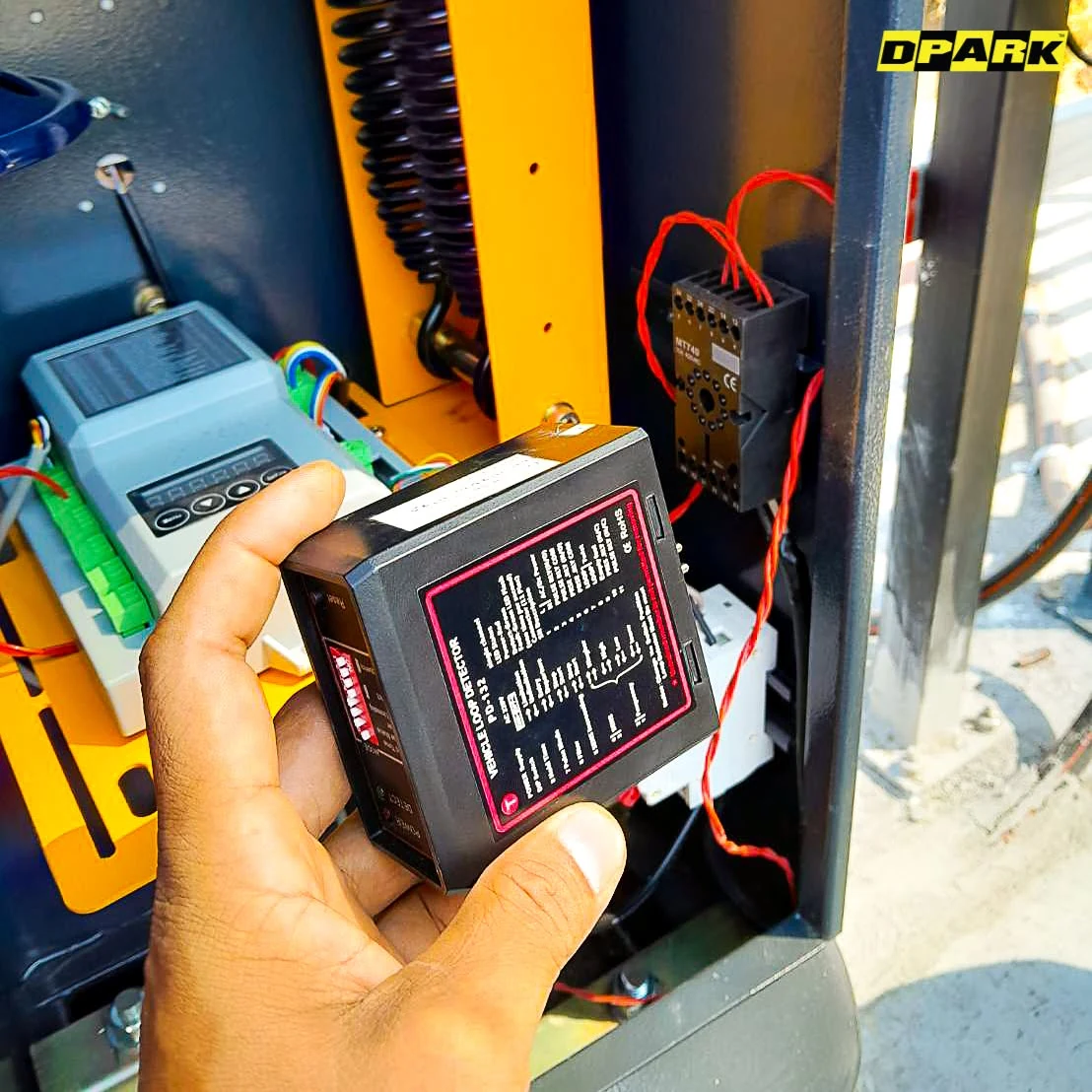 ภาพการ service และตรวจเช็ค Loop Detector หน้างานภายในตู้ไม้กั้นรถอัตโนมัติ