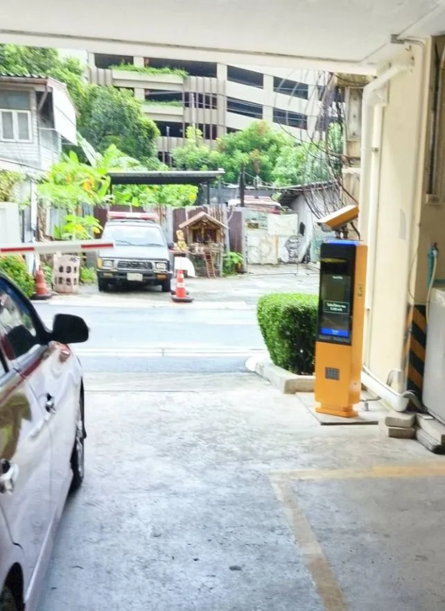 ช่องทางออกลานจอดรถใต้อาคาร ติดตั้งระบบ LPR ที่ไม้กั้น