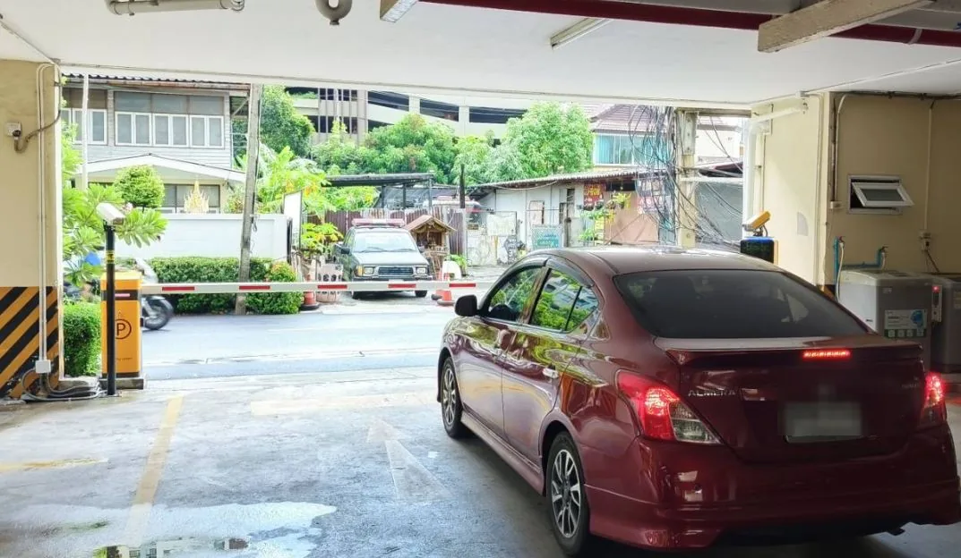 รถยนต์ผ่านไม้กั้นทางออกหลังระบบ LPR อ่านทะเบียนอัตโนมัติ