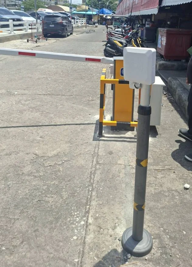 หัวอ่านบัตร RFID Super Short Range เสาอ่านแบบ Post ติดตั้งจริงที่ไม้กั้นรถยนต์ ระยะอ่าน 1-2 เมตร