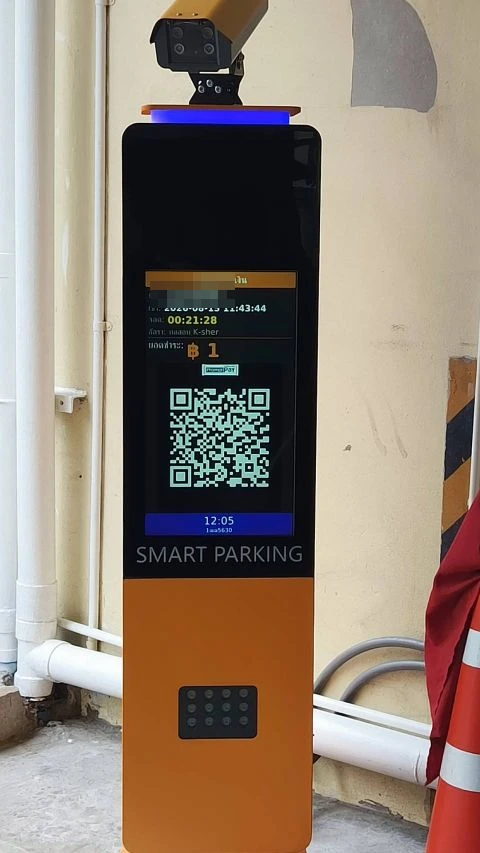 หน้าจอตู้ทางออกแสดงยอดค่าจอดและ QR PromptPay ให้สแกนจ่ายที่ตู้ได้ทันที